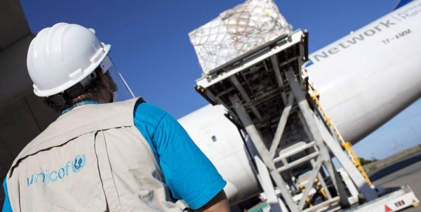 
A UNICEF staff member watches as several tons of supplies to combat COVID-19 are unloaded at Venezuela’s main airport in Caracas (August 2020). — courtesy UNICEF/Fernandez