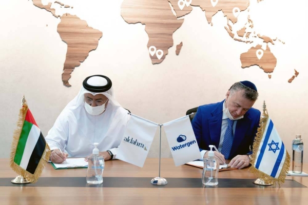 Khadim Al Darei, vice-chairman and co-founder of Al Dahra Holding Company, and Michael Mirilashvili, CEO and president of Watergen sign the agreement.
