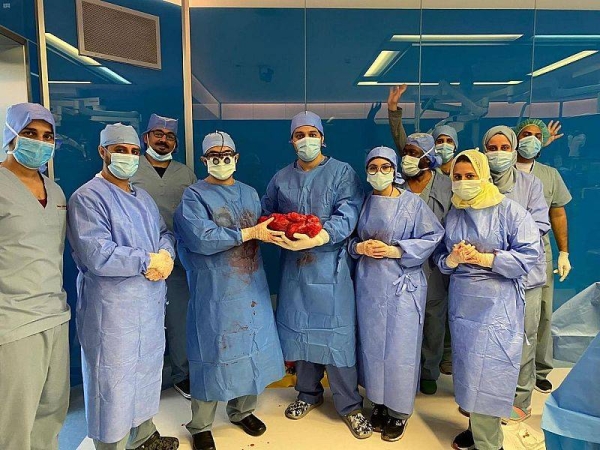 A medical team at King Fahd Hospital in Jeddah successfully removed a tumor, weighing more than 7 kilograms from the abdomen of a patient in her 50s.