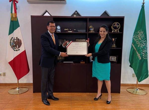 Mexico Ambassador Anibal Gómez Toledo presenting the award to Luisa Javier, PhD Mexican student in KAUST.