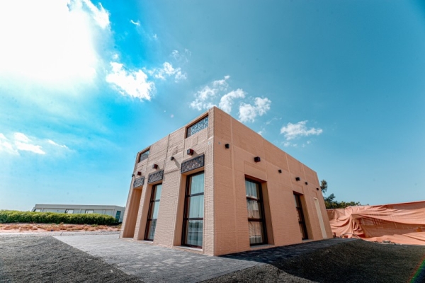  Hussain Al Mahmoudi, CEO of Sharjah Research Technology and Innovation Park (SRTI Park), announced the inauguration of the first house built in the region with 3D printing technologies with traditional architecture on the complex grounds, expressing his happiness with this achievement. — WAM photos