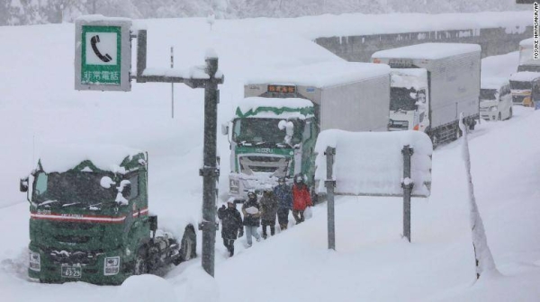 Hundreds of vehicles are seen stranded due to heavy snow on the Kanetsu Expressway, Japan, on Thursday. — Courtesy photo