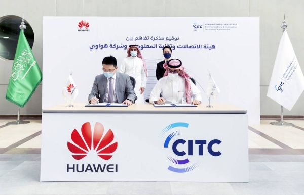 Ahmad Aljarboa, deputy governor for Corporate Support Sector at CITC, and Terry He, CEO of Huawei Tech Investment Saudi Arabia sign the MoU.