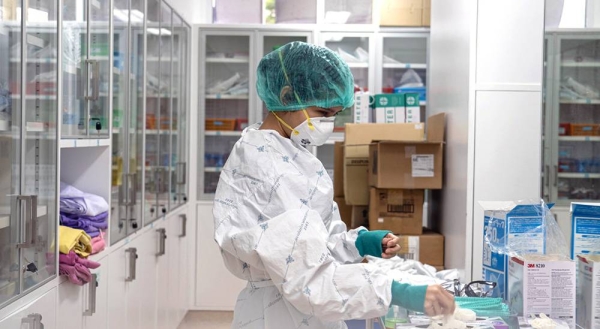 A healthcare worker at Bamrasnaradura Infectious Disease Institute in Thailand. — courtesy UN Women/Pathumporn Thongking