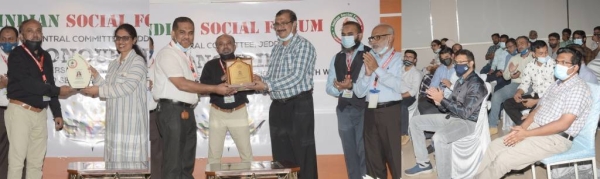 Dr. Vineetha Pillai and Hassan Cheruppa receiving mementos during the honoring ceremony organized by the Indian Social Forum in Jeddah recently.
