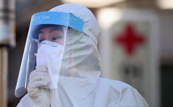 A medical worker waits for citizens coming to take new coronavirus tests at a free temporary screening center in front of Seoul Station in the city center on the Christmas holiday, Friday, when South Korea recorded the highest daily surge of COVID-19 infections with 1,241 new cases. — courtesy Yonhap