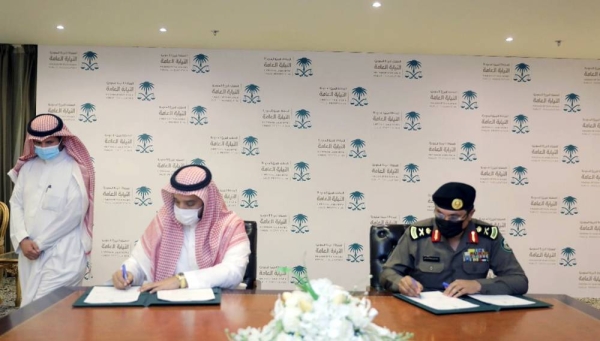 The Director of the General Traffic Department Maj. Gen. Muhammad Al-Bassami, right, and Assistant Undersecretary of the Public Prosecution Abdullah Al-Muqbel sign the minutes dealing with the mechanism for referring traffic cases to the Public Prosecution.