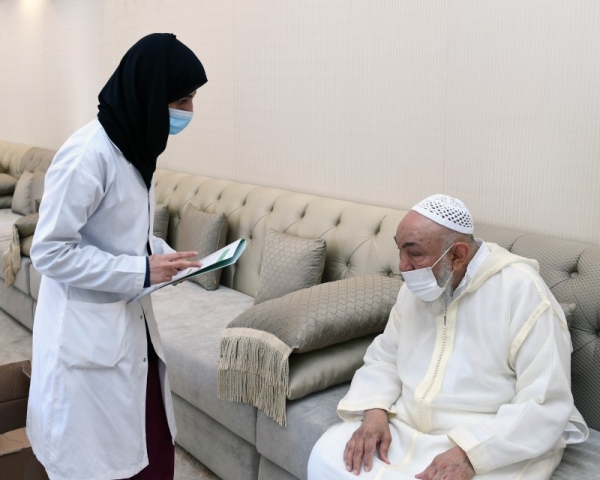 Shaikh Abdullah Bin Bayyah, chairman of the United Arab Emirates' Fatwa Council, received on Monday the first dose of the COVID-19 vaccine, in support of the country's efforts to contain the spread of the virus. — WAM photos