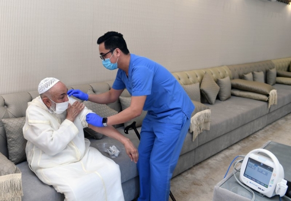 Shaikh Abdullah Bin Bayyah, chairman of the United Arab Emirates' Fatwa Council, received on Monday the first dose of the COVID-19 vaccine, in support of the country's efforts to contain the spread of the virus. — WAM photos