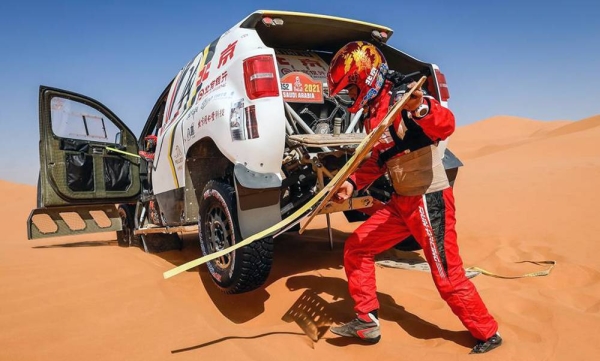 Nasser Al Attiyah with Chairman of Saudi Auto Federation Prince Khalid Sultan Bin Abdullah Al Faisal during the Dakar Rally.