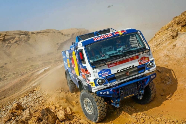 South African, Giniel de Villiers bounced back from a tough start to the 2021 Dakar Rally to win Thursday’s fifth stage, as Stephane Peterhansel extended his overall lead at the top over Nasser Al-Attiyah with Henk Lategan retiring from the rally after his factory Toyota was involved in an accident just 20km into the stage.
