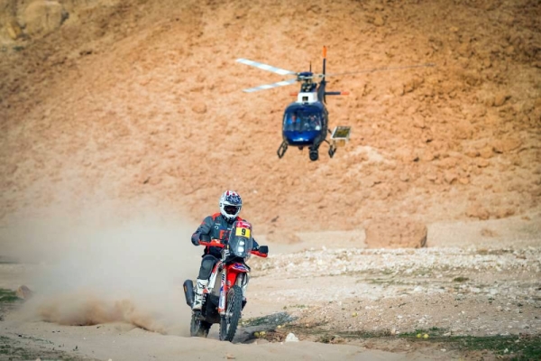 South African, Giniel de Villiers bounced back from a tough start to the 2021 Dakar Rally to win Thursday’s fifth stage, as Stephane Peterhansel extended his overall lead at the top over Nasser Al-Attiyah with Henk Lategan retiring from the rally after his factory Toyota was involved in an accident just 20km into the stage.