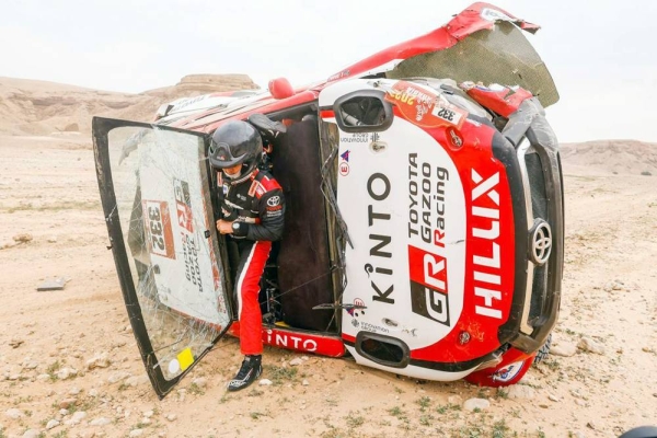 South African, Giniel de Villiers bounced back from a tough start to the 2021 Dakar Rally to win Thursday’s fifth stage, as Stephane Peterhansel extended his overall lead at the top over Nasser Al-Attiyah with Henk Lategan retiring from the rally after his factory Toyota was involved in an accident just 20km into the stage.