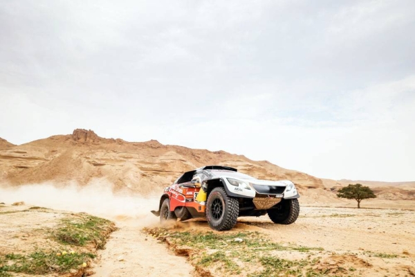 South African, Giniel de Villiers bounced back from a tough start to the 2021 Dakar Rally to win Thursday’s fifth stage, as Stephane Peterhansel extended his overall lead at the top over Nasser Al-Attiyah with Henk Lategan retiring from the rally after his factory Toyota was involved in an accident just 20km into the stage.