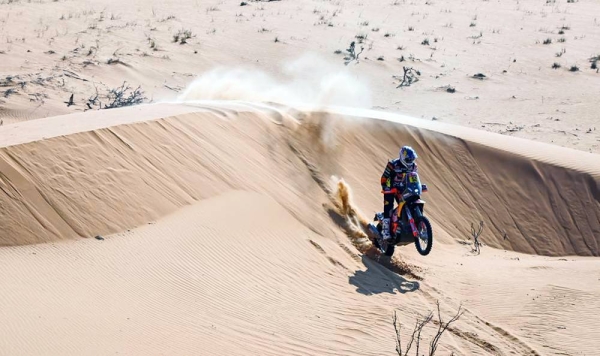 Reigning champion Carlos Sainz rebounded strongly with a dominant win on Friday’s Dakar Rally stage from Al Qaisumah to Hail. 