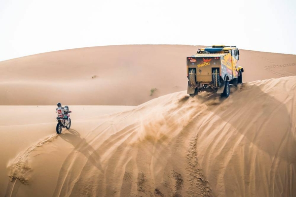 Keen action in the 2021 Saudi Dakar Rally with Stéphane Peterhansel in the lead from Nasser Al-Attiyah.