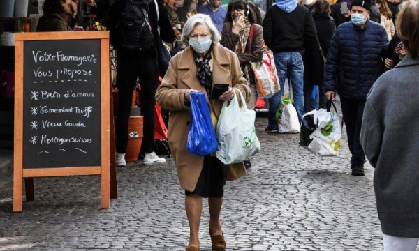  France will strengthen border controls and bring forward its night curfew by two hours to 6 p.m. for at least a fortnight as it tries to slow the spread of coronavirus infections, the French government said on Thursday. — Courtesy photo