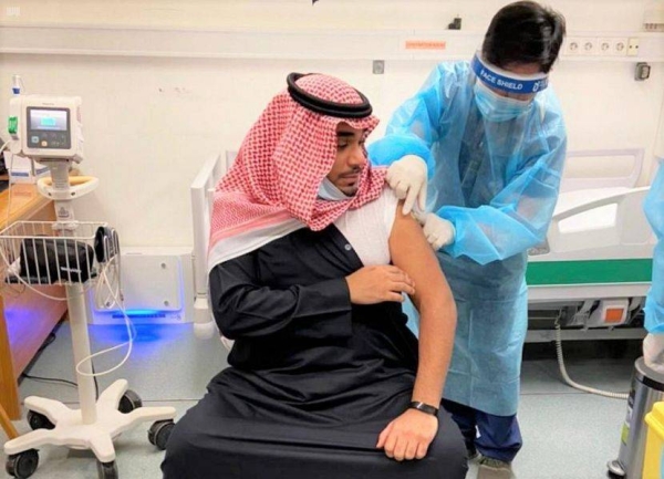 Prince Turki Bin Hazloul bin Abdulaziz, Deputy Governor of Najran Region, received here on Friday the first dose of coronavirus vaccine.