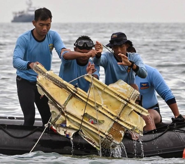 Navy rescuers find a part of the Sriwijaya Air plane wreckage Saturday. A team from Singapore's Transport Safety Investigation Bureau is assisting with the probe into the  crash. — courtesy Twitter