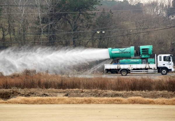A truck sprays disinfectant near a duck farm in Janseong in South Jeolla Province last Friday, after outbreak of a highly pathogenic bird flu in the region. — courtesy Yonhap