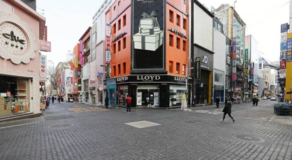 This photo, taken Jan. 31, 2021, shows only a few people at Seoul's shopping district of Myeongdong amid the COVID-19 pandemic. — courtesy Yonhap