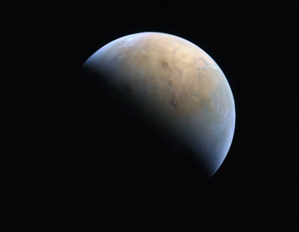 The Hope Probe, which successfully entered the orbit of Mars last Tuesday, has sent the first image of the Red Planet.