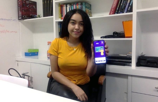 A teacher explains how to use the application that will allow students to access educational material. — courtesy El Origen Foundation