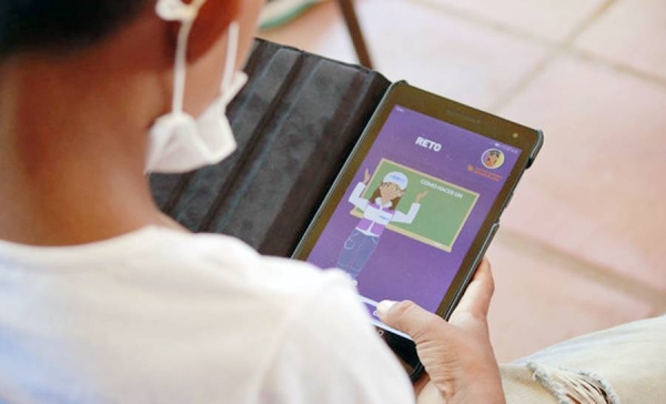 A teacher explains how to use the application that will allow students to access educational material. — courtesy El Origen Foundation