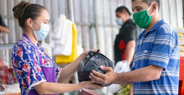 People affected by Tropical Storm Amanda in El Salvador have received cash transfers enabling them to buy food supplies. — courtesy WFP/David Fernandez