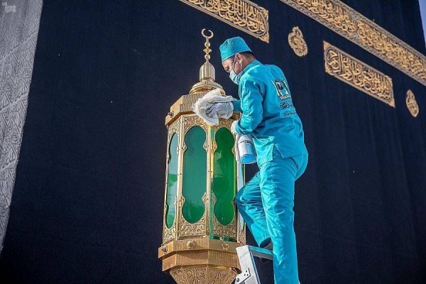 The technical and service affairs agency at the General Presidency for the Affairs of the Two Holy Mosques carries out maintenance works at the Grand Holy Mosque, using up-to-date techniques of sterilization and disinfection. — SPA photos