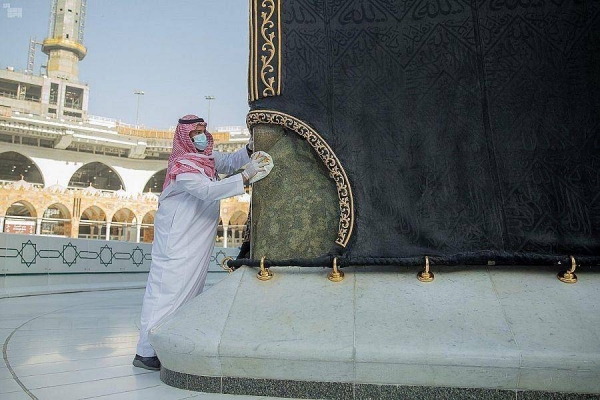 The technical and service affairs agency at the General Presidency for the Affairs of the Two Holy Mosques carries out maintenance works at the Grand Holy Mosque, using up-to-date techniques of sterilization and disinfection. — SPA photos