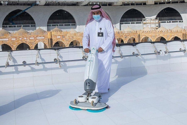The technical and service affairs agency at the General Presidency for the Affairs of the Two Holy Mosques carries out maintenance works at the Grand Holy Mosque, using up-to-date techniques of sterilization and disinfection. — SPA photos