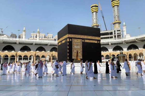 Only those pilgrims and worshipers who have a valid permit for performing Umrah or prayer at the Grand Mosque, issued through Eatmarna application, will be allowed to enter Makkah.