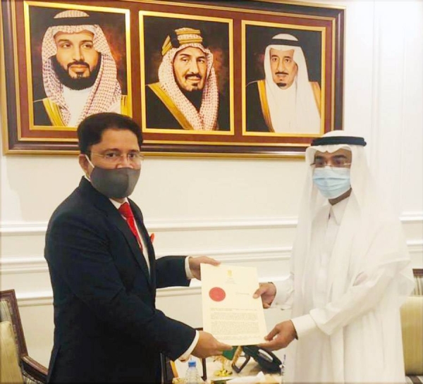Mohammed Shahid Alam, new consul general of India, presenting Commission of Appointment to Hani Bin Abdullah Mominah, director general of the Makkah Branch of the Ministry of Foreign Affairs.