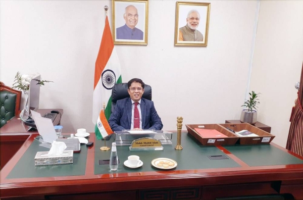 Mohammed Shahid Alam, new consul general of India, presenting Commission of Appointment to Hani Bin Abdullah Mominah, director general of the Makkah Branch of the Ministry of Foreign Affairs.