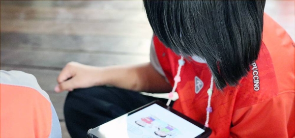 A learner reads on a tablet in Mae Hong Son’s Ban Mae Sa Nga School in Thailand. — courtesy UNESCO/Pornpilin Smithveja