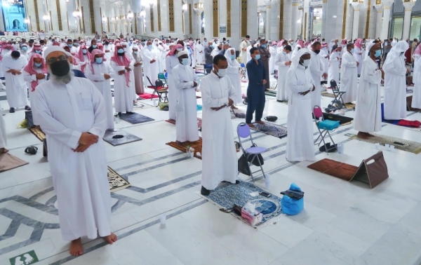 Only immunized individuals, who applied for and received permits through the Tawakkalna application, were allowed into the mosque to perform Taraweeh. — SPA photos