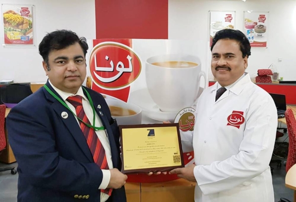 Eng. Shaikh Shakeel M. Ahmed, CEO of MK International (MKI), left, presents memento to M.A. Baig, QA Manager, NFIC (LUNA), Jeddah, Saudi Arabia.