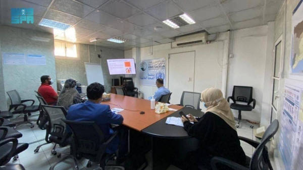 During the three-day training course that began on Wednesday, a number of doctors from the Yemeni Ministry of Public Health and Population will be briefed on ways to take continuous measures to combat coronavirus infection and limit its spread, in addition to dealing with infected people in isolation centers.