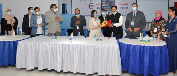 Jeddah National Hospital Chairman and Managing Director V.P Mohammed Ali presenting a memento to Indian Consul of Commerce & PIC Hamna Mariam during a function organized by Goodwill Global Initiative in Jeddah recently. (Photos by Bijuraj Ramanthali).