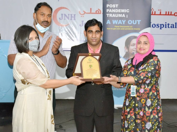 Jeddah National Hospital Chairman and Managing Director V.P Mohammed Ali presenting a memento to Indian Consul of Commerce & PIC Hamna Mariam during a function organized by Goodwill Global Initiative in Jeddah recently. (Photos by Bijuraj Ramanthali).
