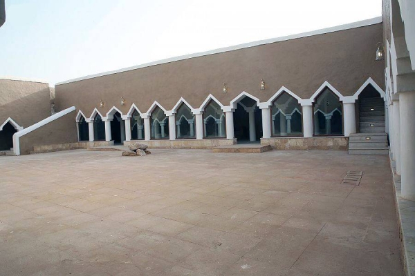  Al-Dakhlah Mosque in Al-Majmaah, north of Riyadh, is one of the oldest historic mosques and believed to have been built between 850 AH and 900 AH.
