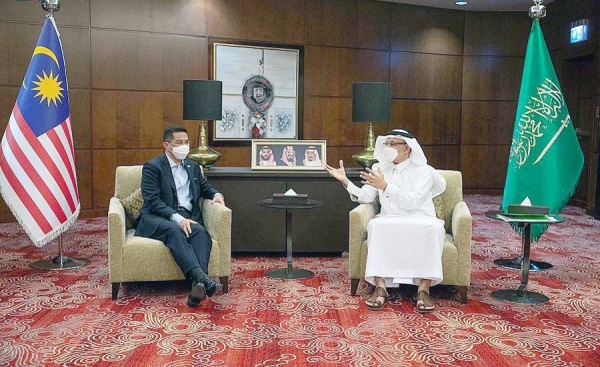 Minister of Investment Eng. Khalid Bin Abdulaziz Al-Falih met in Riyadh on Sunday with Malaysian Minister of International Trade and Industry Mohamed Azmin Ali.