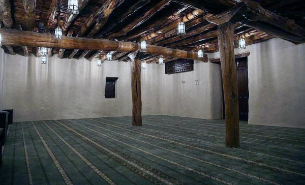 In the center of the village of Raboo Al-Saro in Namas Governorate of Asir region, the historical Al-Saro Village Mosque is located and is one of the oldest mosques in the village, built in the Sarat style.