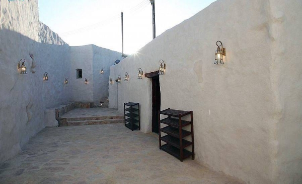In the center of the village of Raboo Al-Saro in Namas Governorate of Asir region, the historical Al-Saro Village Mosque is located and is one of the oldest mosques in the village, built in the Sarat style.