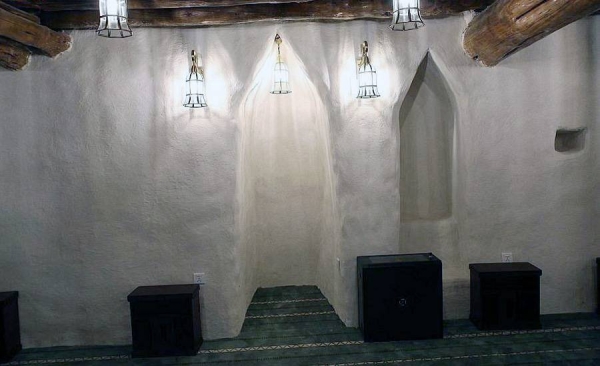 In the center of the village of Raboo Al-Saro in Namas Governorate of Asir region, the historical Al-Saro Village Mosque is located and is one of the oldest mosques in the village, built in the Sarat style.