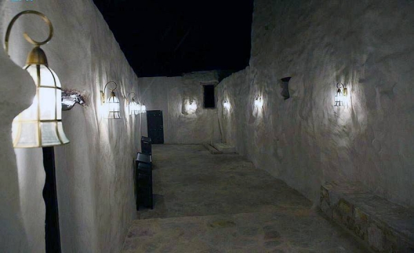 In the center of the village of Raboo Al-Saro in Namas Governorate of Asir region, the historical Al-Saro Village Mosque is located and is one of the oldest mosques in the village, built in the Sarat style.