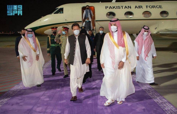 Upon his arrival at King Abdulaziz International Airport, the Pakistani prime minister was received by Crown Prince Muhammad Bin Salman, deputy premier and minister of defense.