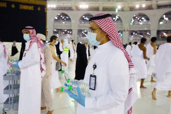 The General Presidency for the Affairs of the Two Holy Mosques, on the night of Ramadan 27, distributed more than 200,000 Zamzam water bottles to Umrah performers and worshippers at the Grand Mosque. 