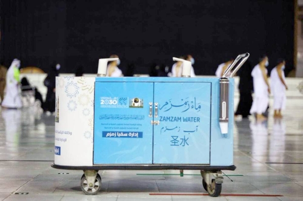 The General Presidency for the Affairs of the Two Holy Mosques, on the night of Ramadan 27, distributed more than 200,000 Zamzam water bottles to Umrah performers and worshippers at the Grand Mosque. 